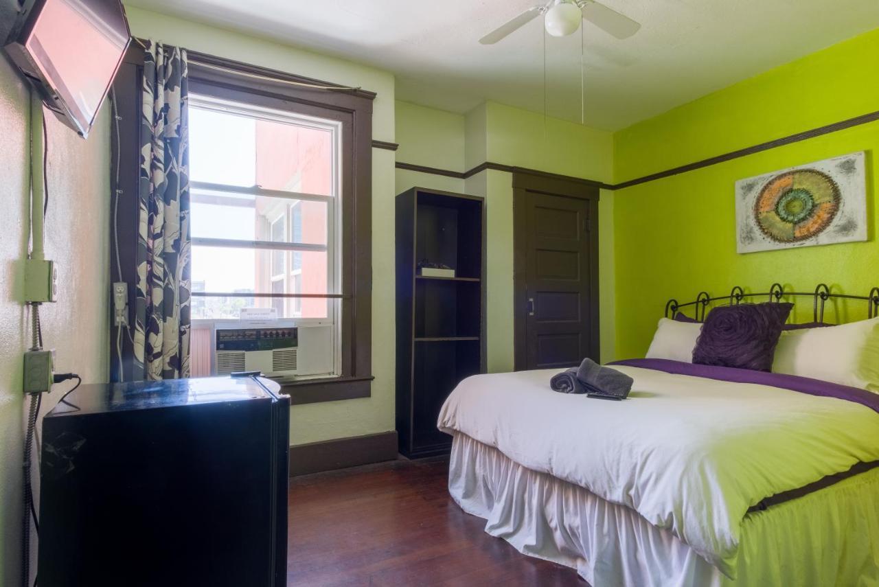 Lucky D's Youth And Traveler's Albergue