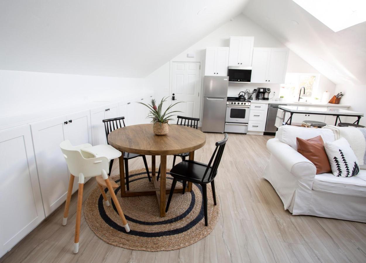 Elegant, Beautiful, Modern, King Bed *
