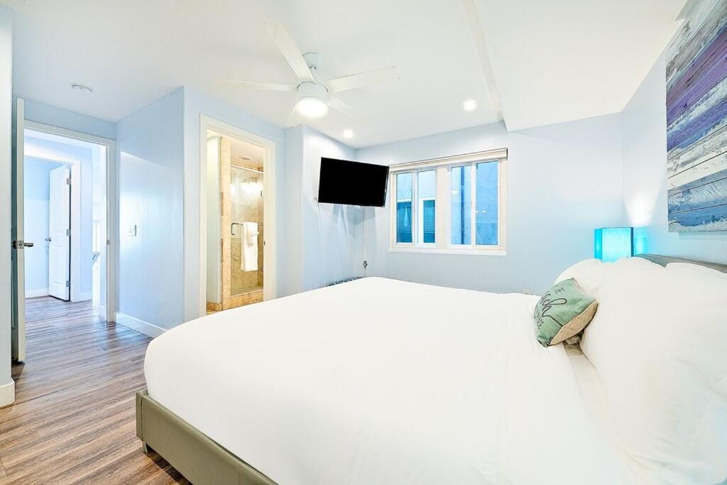 Stunning South Mission With Private Rooftop & Ocean Views! Holiday home San Diego