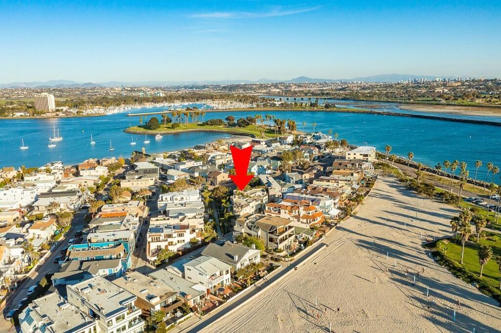 Stunning South Mission With Private Rooftop & Ocean Views! Holiday home San Diego