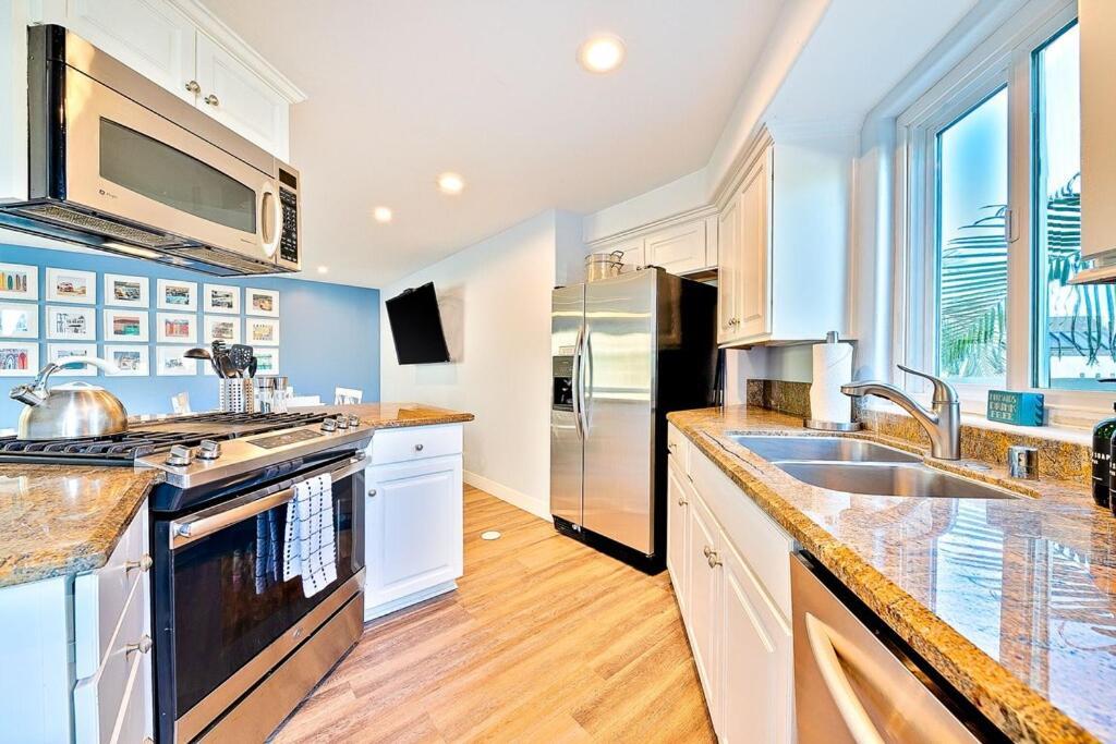 Stunning South Mission With Private Rooftop & Ocean Views! Holiday home San Diego