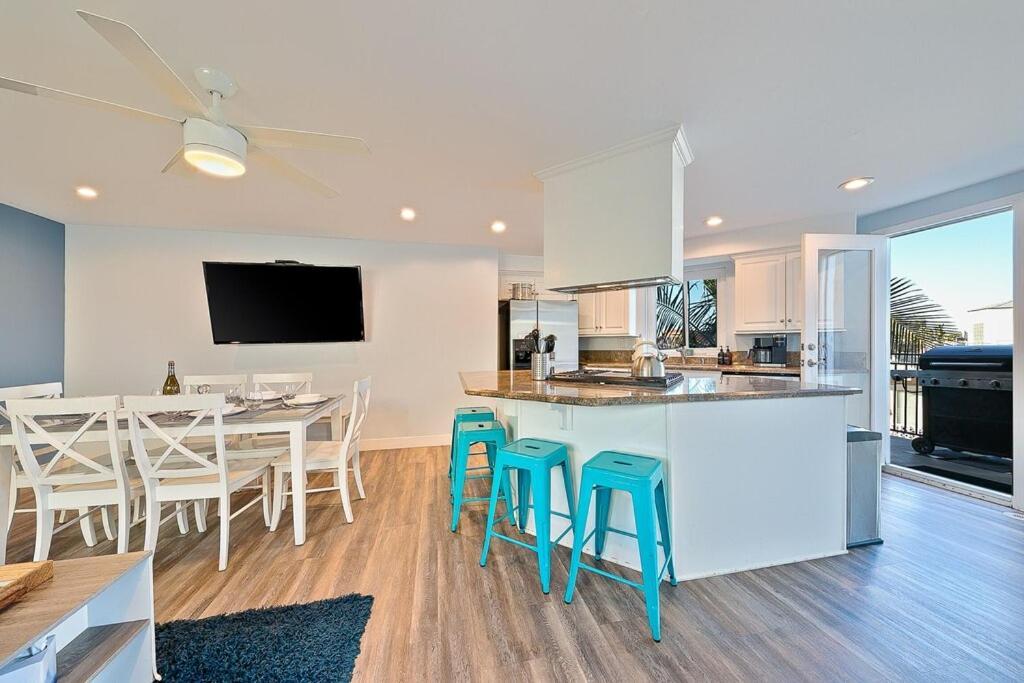 Stunning South Mission With Private Rooftop & Ocean Views! Holiday home San Diego