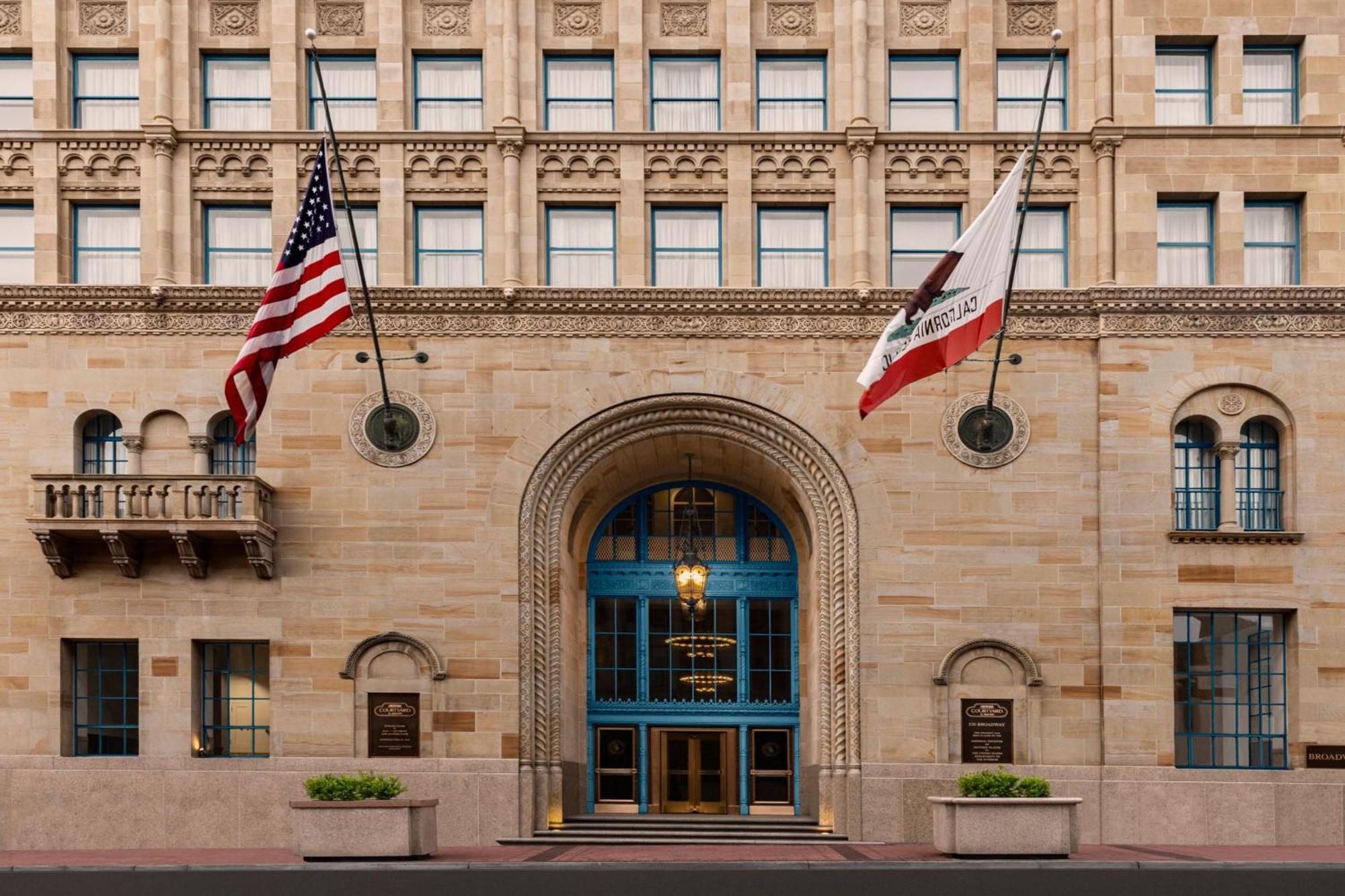 Courtyard By Marriott Downtown Hotel