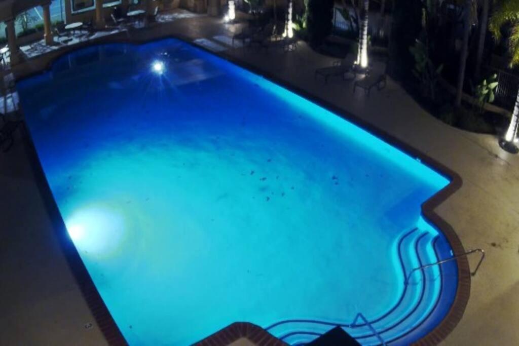 Venetian First Floor One Bedroom Luxury La Jolla, Spa, Pool, Gym Apartment