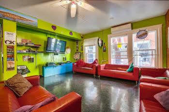Albergue Lucky D's Youth And Traveler's *