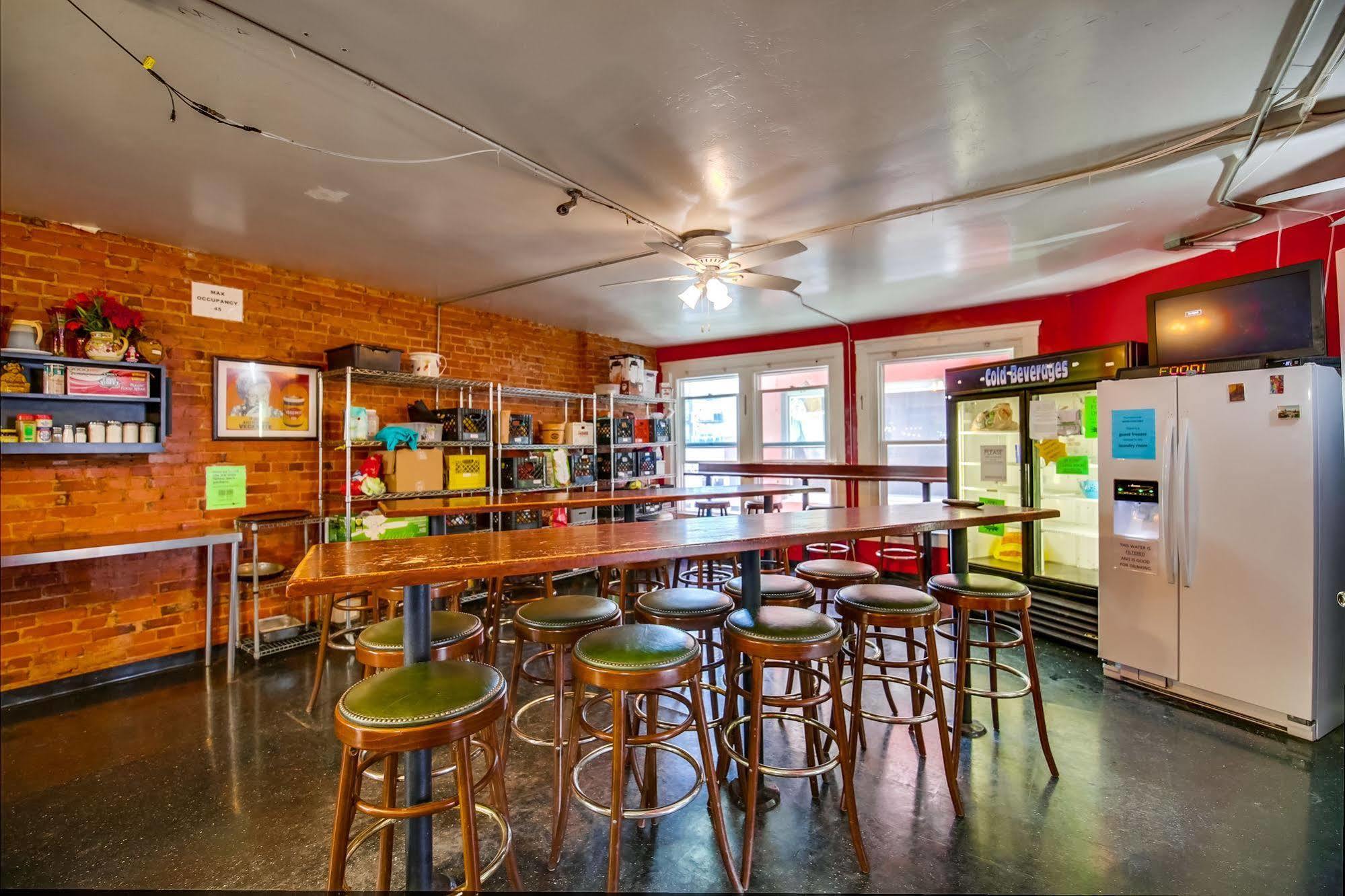 Lucky D's Youth And Traveler's Albergue San Diego