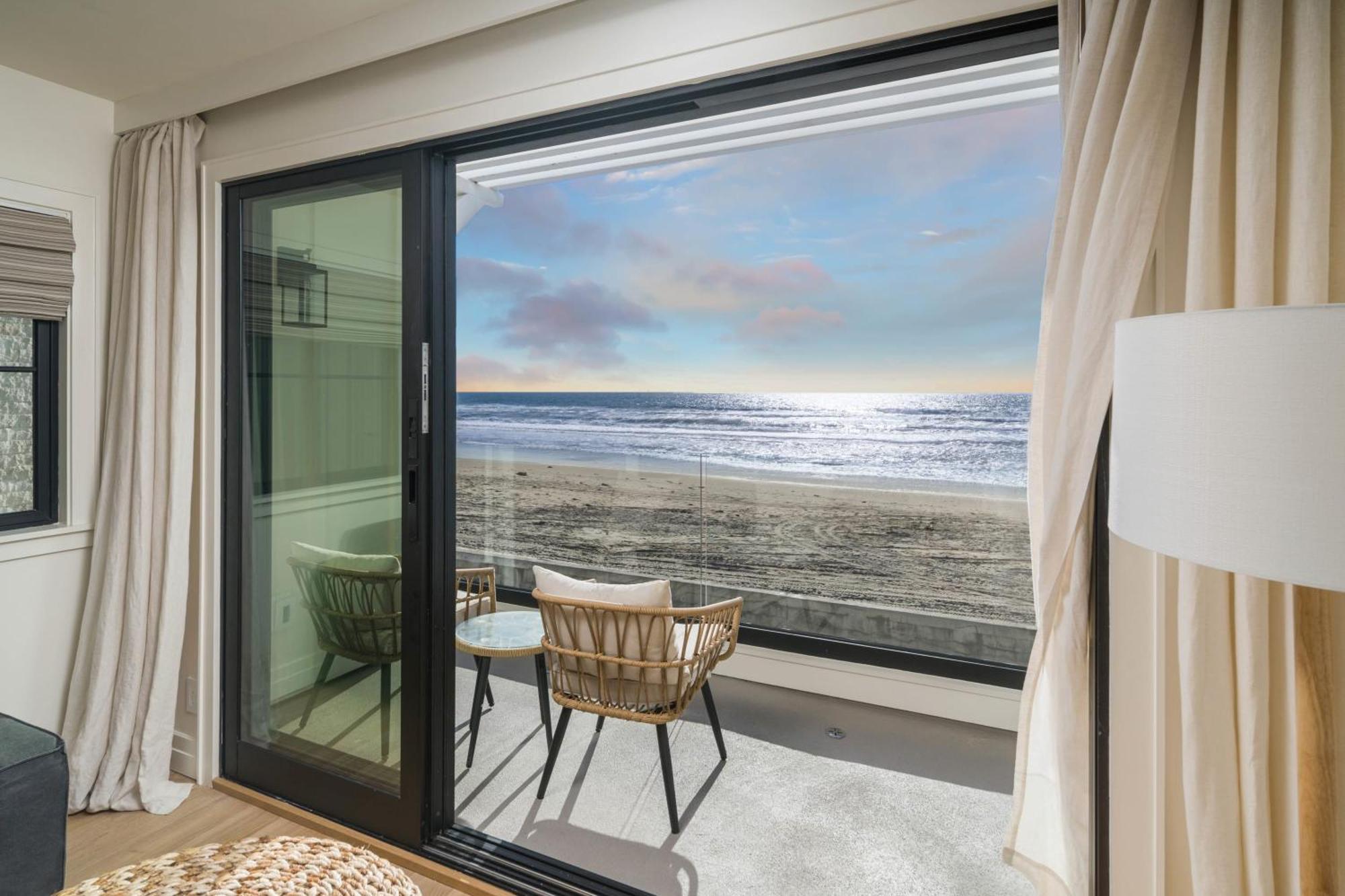 Holiday home Entire Upper Oceanfront Masterpiece With Rooftop