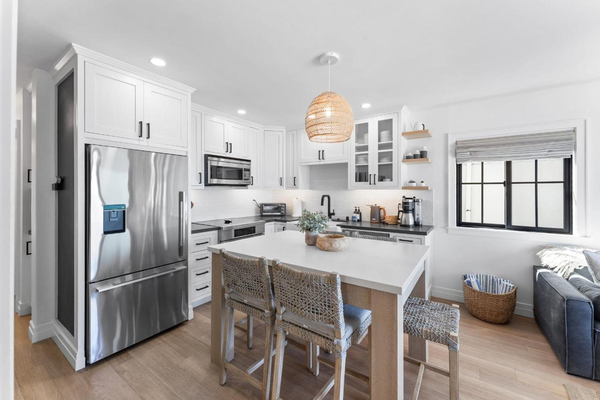 Entire Upper Oceanfront Masterpiece With Rooftop Holiday home *