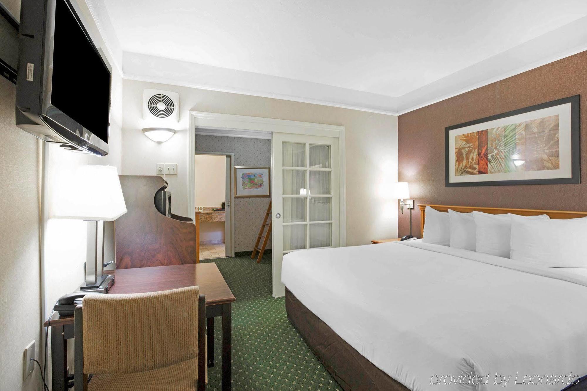 Ramada By Wyndham Hotel 2*