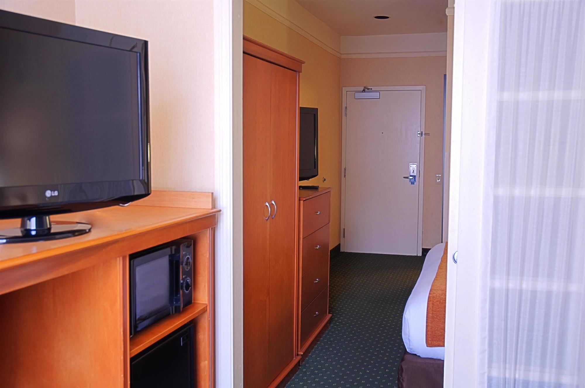 Ramada By Wyndham 2*