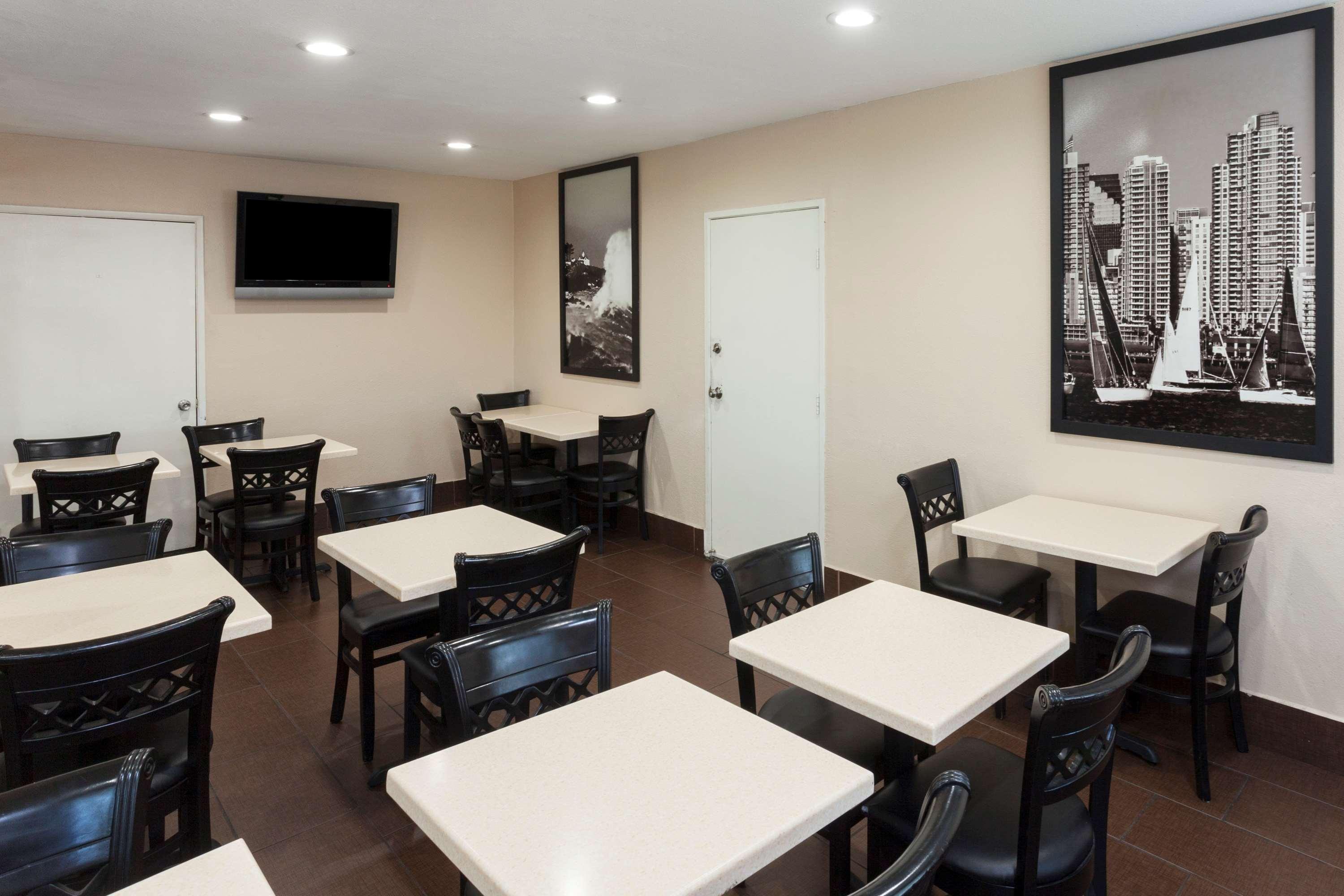 Super 8 By Wyndham Circle Hotel San Diego