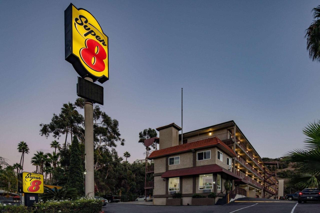 Hotel Super 8 By Wyndham Circle