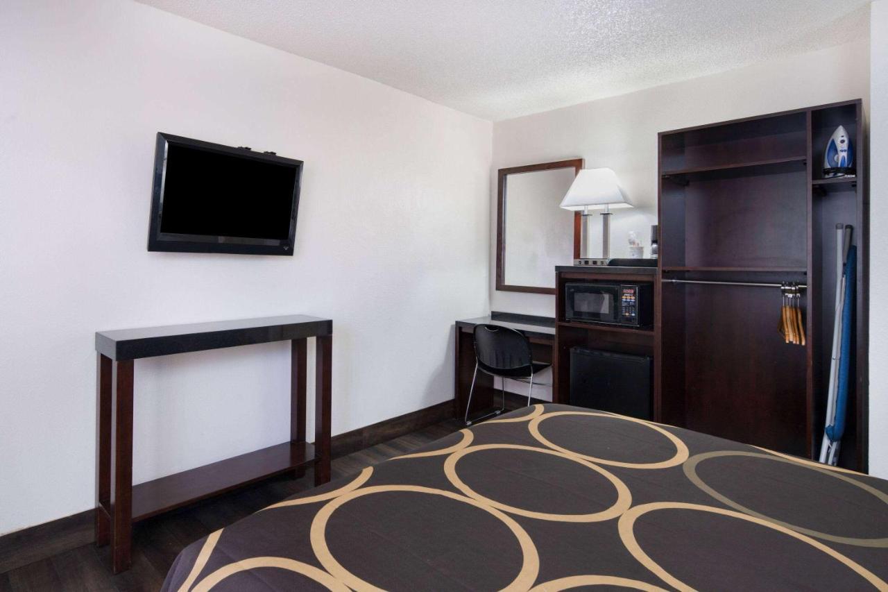Super 8 By Wyndham Circle Hotel