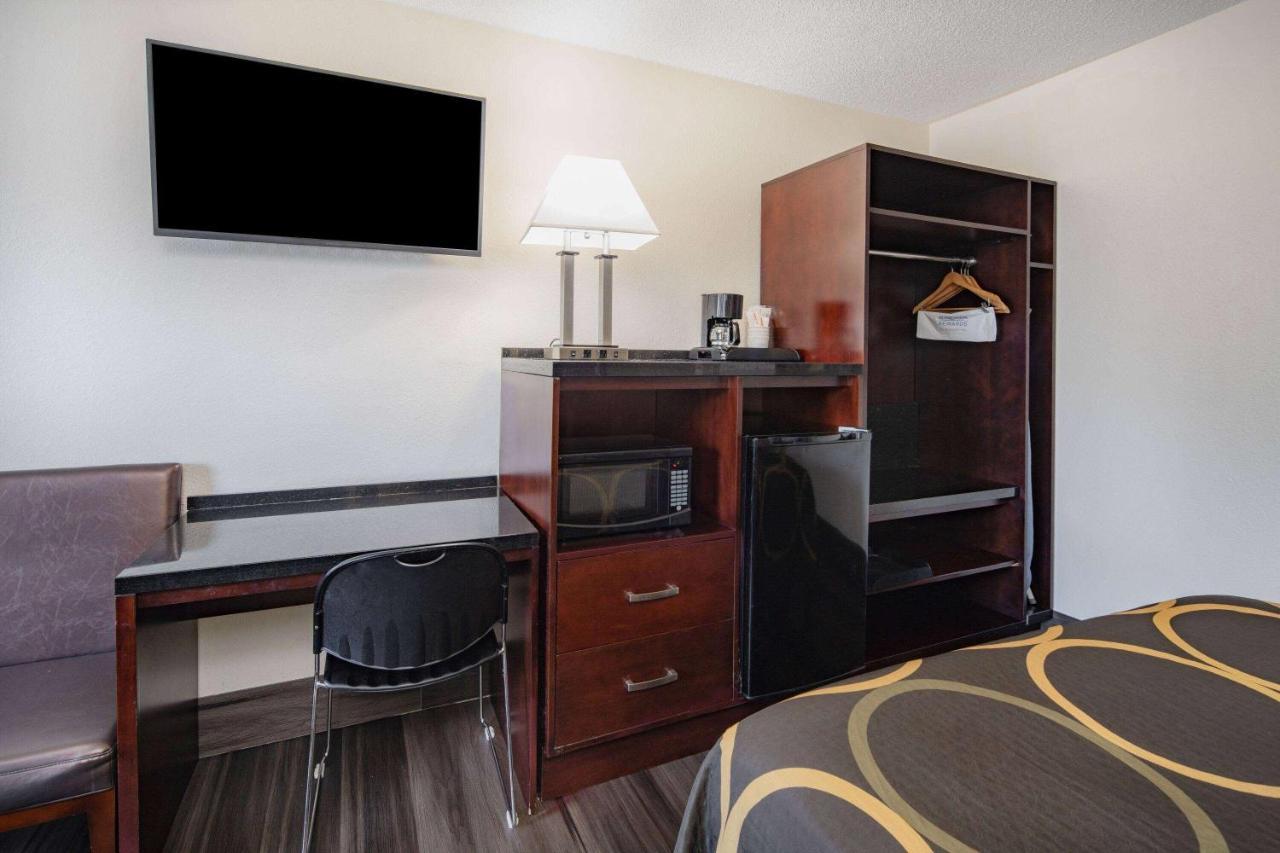 Super 8 By Wyndham Circle Hotel 2*