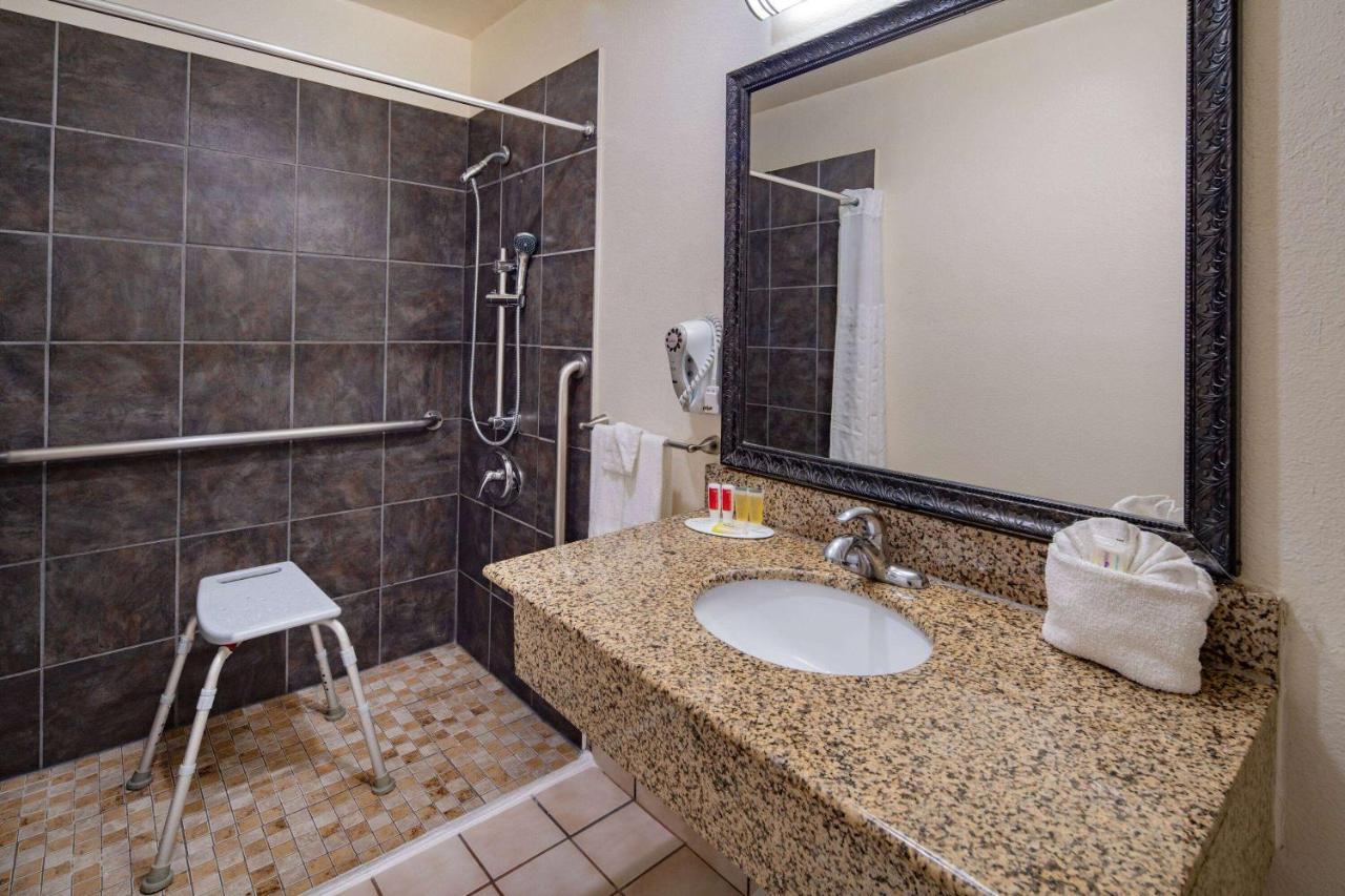 Hotel Super 8 By Wyndham Circle 2*