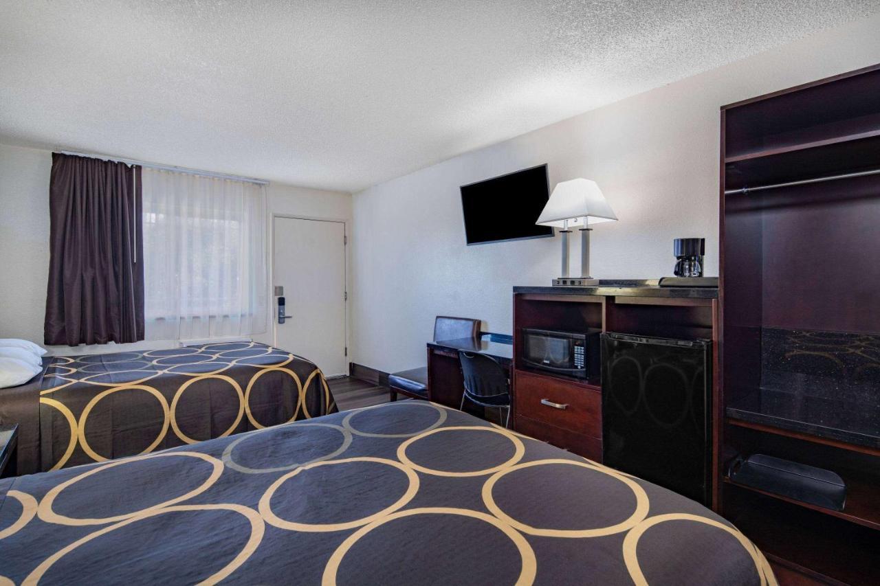 Super 8 By Wyndham Circle Hotel