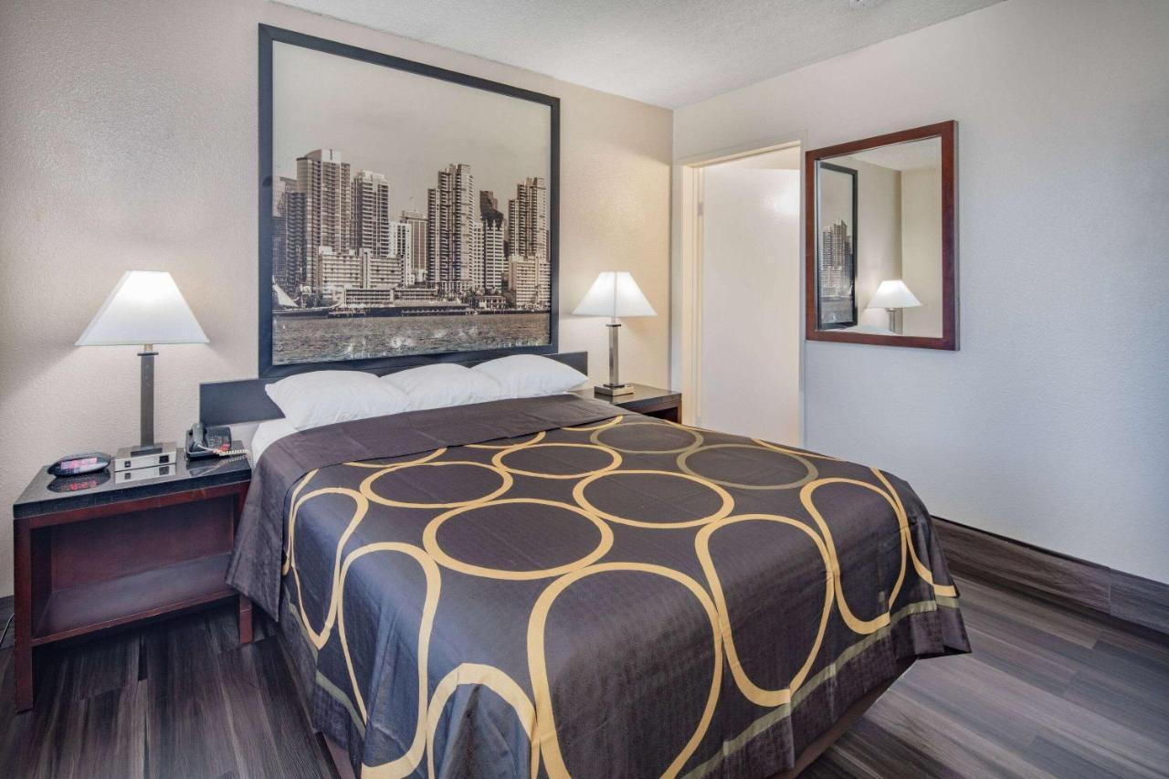 Super 8 By Wyndham Circle Hotel