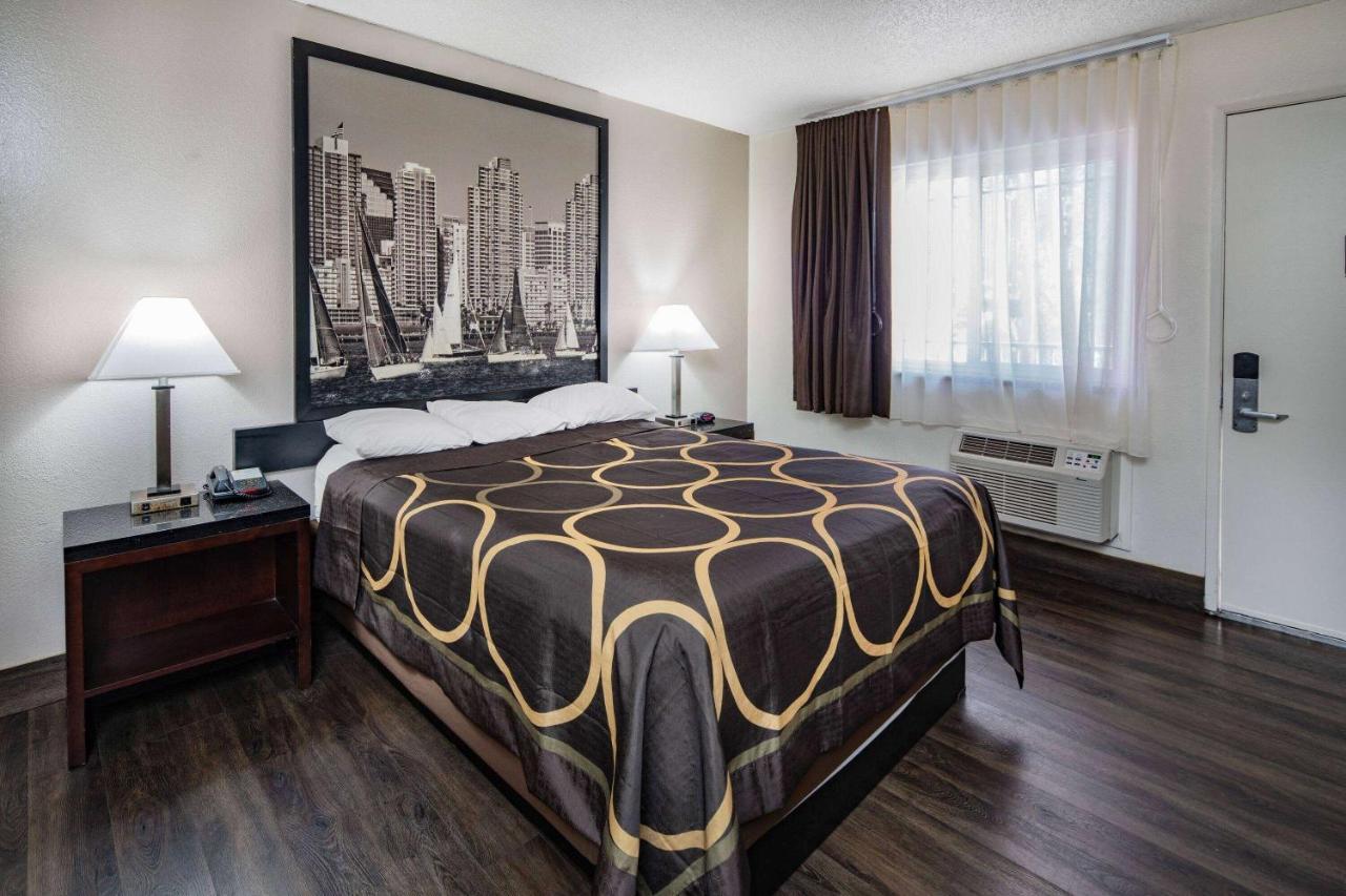 Super 8 By Wyndham Circle 2*