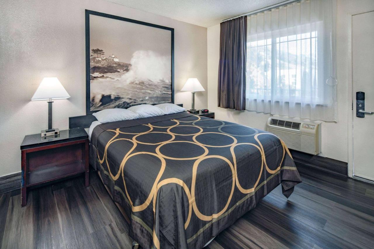Hotel Super 8 By Wyndham Circle 2*