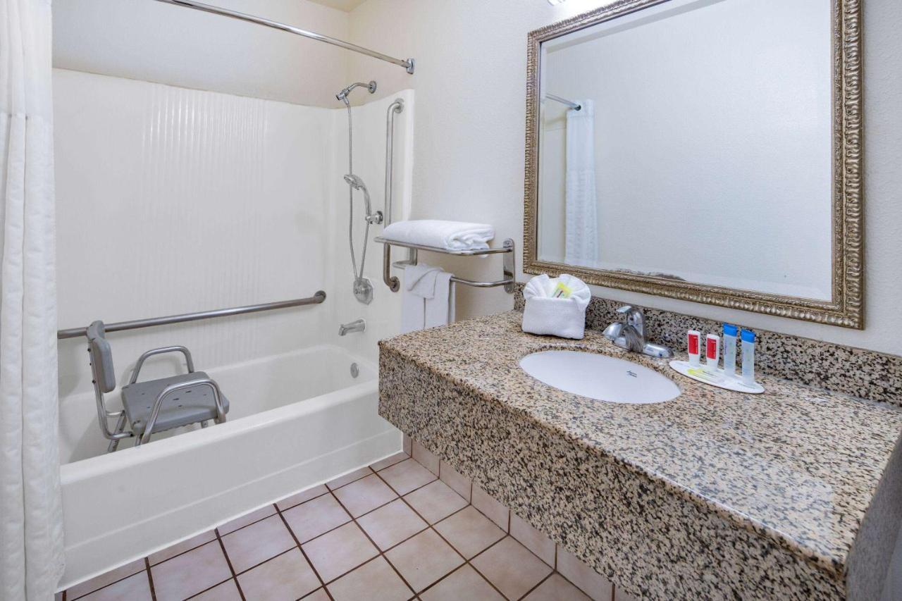 Super 8 By Wyndham Circle San Diego