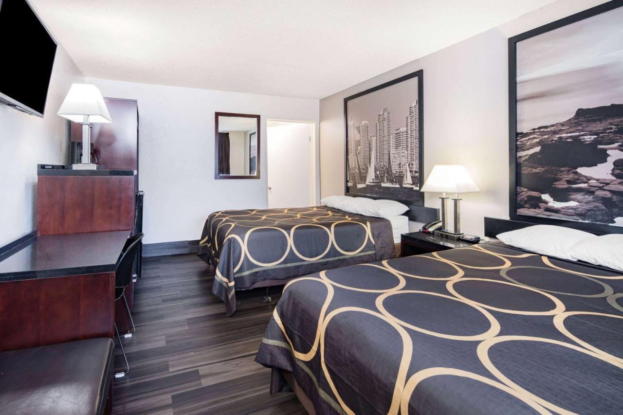 Hotel Super 8 By Wyndham Circle