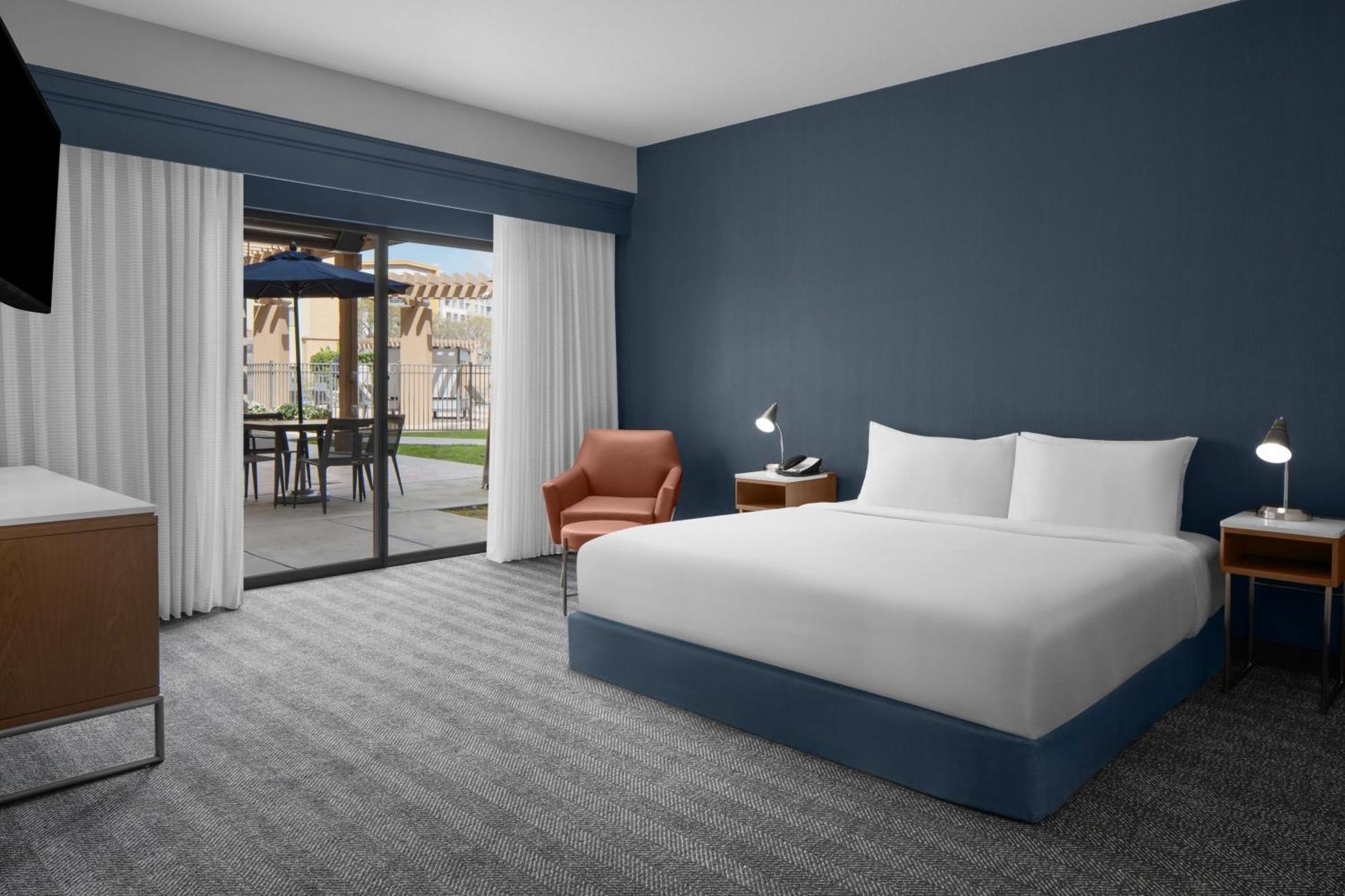 Courtyard Central - Outdoor Pool, Bar & Restaurant San Diego