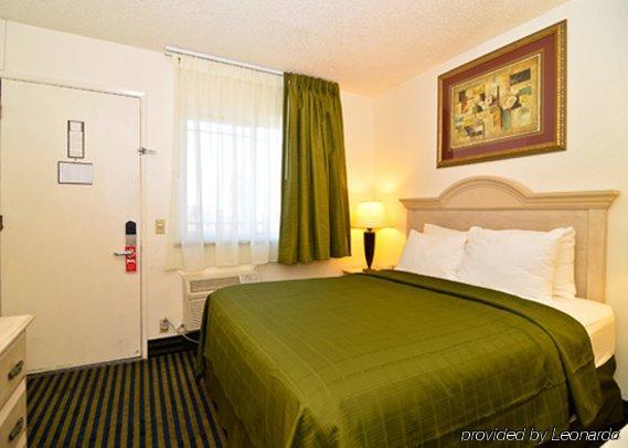 Super 8 By Wyndham Circle 2*
