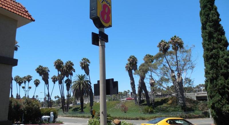 Super 8 By Wyndham Circle
