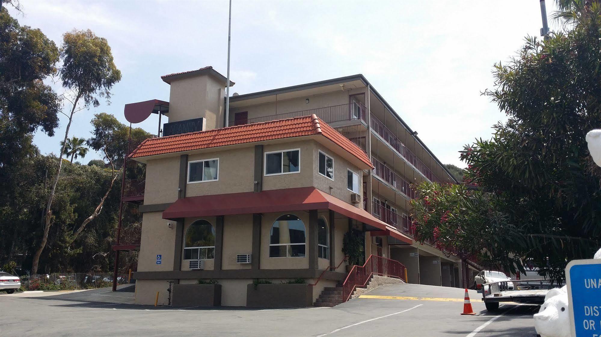Hotel Super 8 By Wyndham Circle 2*