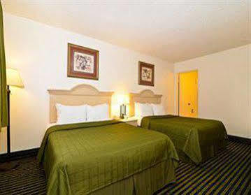 Super 8 By Wyndham Circle
