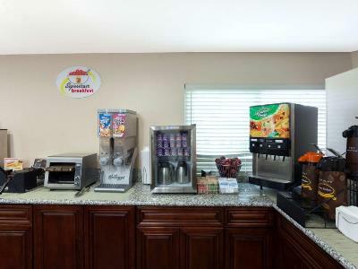 Super 8 By Wyndham Circle